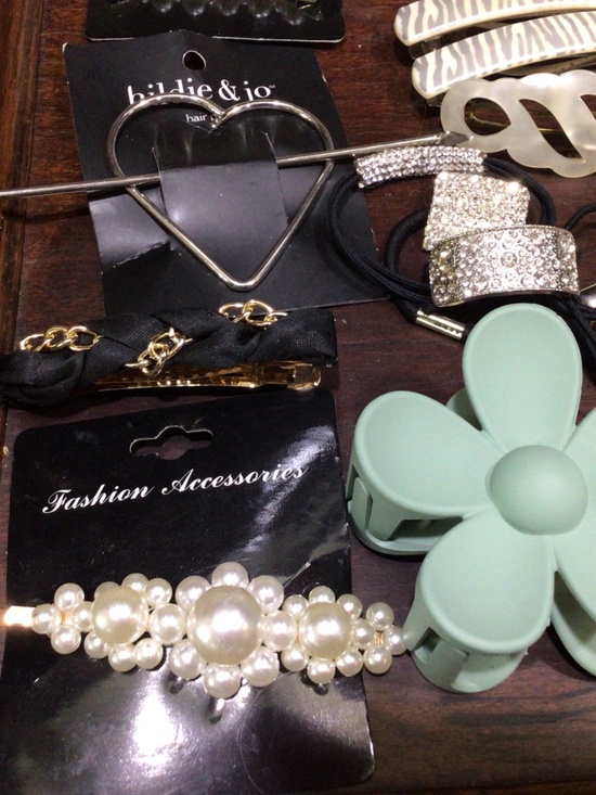 Tray of fashion hair Accessories. Some are Vintage all in great shape. main image 8